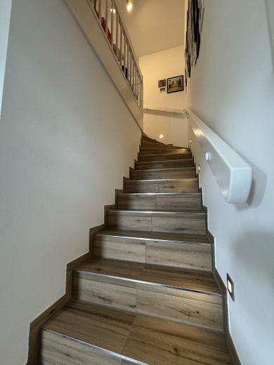 Modernes Einfamilienhaus mit hochwertiger Ausstattung und Smart-Home-System in Groß Wesenberg – Treppe