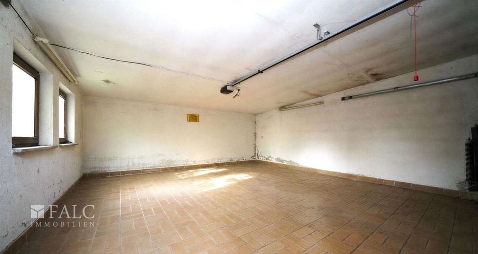 Naturparadies mit Weitblick auf die Stadt! Doppelhaus mit über 4.200 m² Grundstück - FALC Immobilien – Doppelgarage Obere Einfahrt