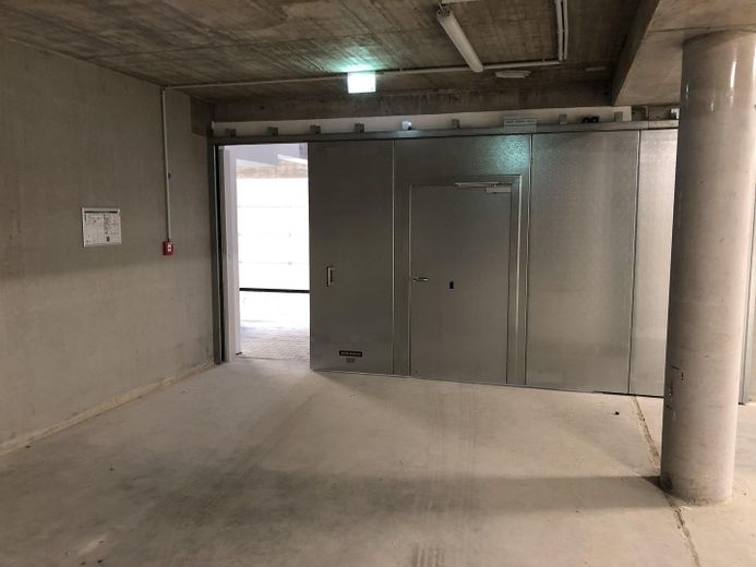 Ebenerdige neuwertige Lagerfläche mit Büro zu vermieten – Eingang