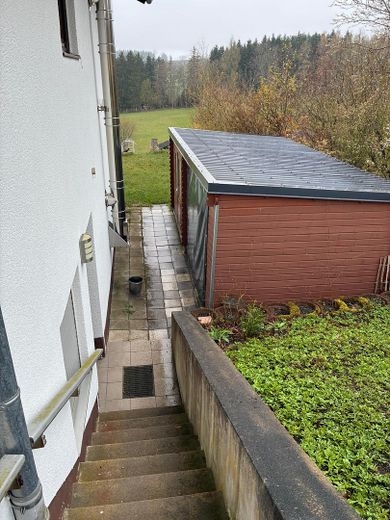 Haus im Grünen mit unverbaubarem Blick über den Frankenwald in ruhiger Lage – Schuppen und Eingang UG