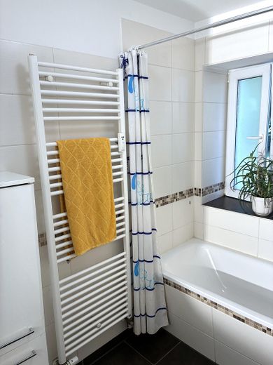 Bad mit Heizung und Fenster