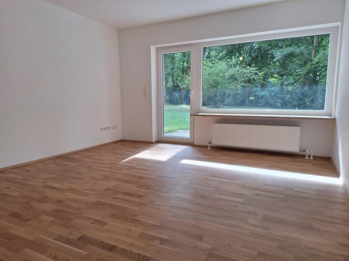 Hochwertig komplettsanierte 3-Zi. Erdgeschossterrassenwohnung in München, Fürstenried, am Waldrand – Wohnzimmer