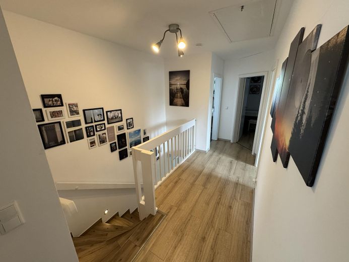 Modernes Einfamilienhaus mit hochwertiger Ausstattung und Smart-Home-System in Groß Wesenberg – Flur OG