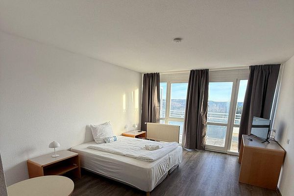 Sonnige Doppelzimmer mit herrlicher Aussicht für monatliche Vermietung
