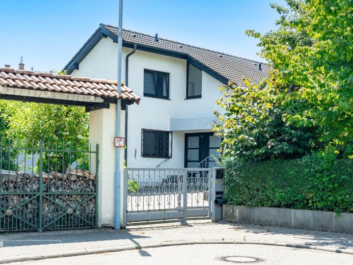 Attraktives Zweifamilienhaus in Top-Lage – Separate Eingänge, PV, Ausblick & Lebensqualität – फोटो 1