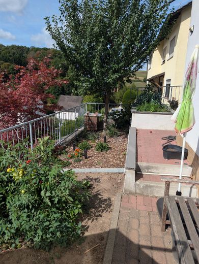 Ihr Traumhaus in Wünschmichelbach – Südseite vor dem Haus