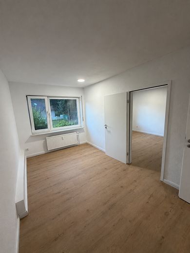 Kernsanierte 4–5-Zimmer-Wohnung | Einbauküche | Kamin | Garage | Terrasse – Ankleide- / Kinderzimmer