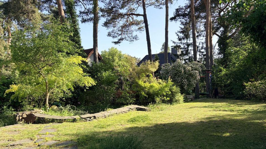 Traumhafte zeitgenössische Immobilie in der ruhigen Villenkolonie Kleinmachnow – Garten Ostseite