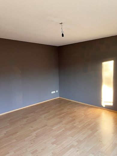 Helle Dachgeschosswohnung mit Loggia, Stellplatz und Wohlfühlfaktor in Langenzenn (VB) – Wohnzimmer