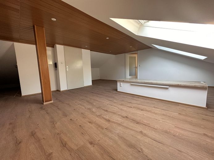 appartamento mansardato ristrutturato di 2 locali in zona tranquilla – Wohnzimmer 2