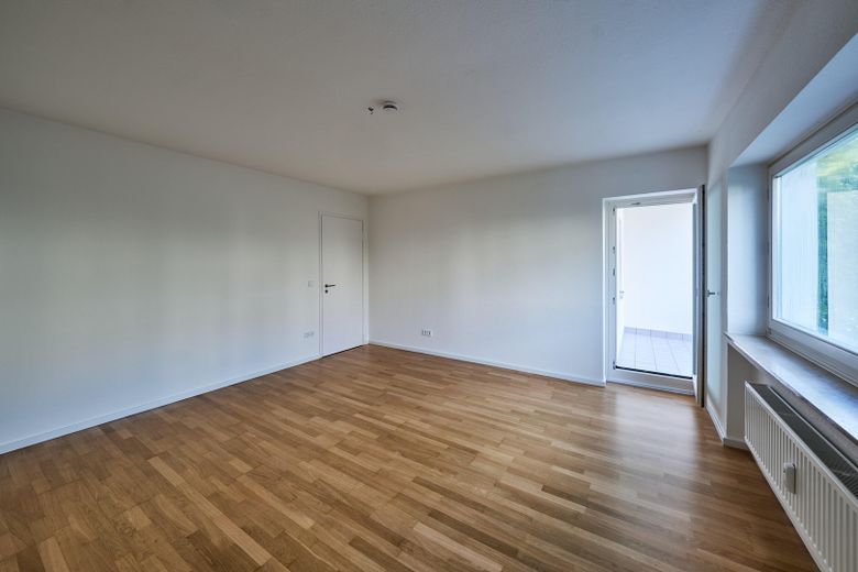 Helle 3 Zimmer am Waldstreifen — Balkon, TG-Stellplatz, bezugsfrei & provisionsfrei – Wohnzimmer mit Balkontür