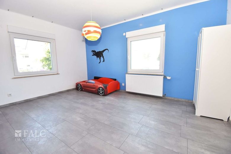 Reserviert! Modernisiertes Dreifamilienhaus mit großem Grundstück und Wintergarten – Kinderzimmer EG