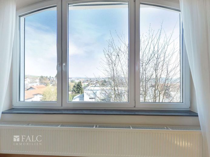 96 m² Wohnkomfort: Helle 4-Zimmer-Wohnung mit Balkon und Extras – Fenster