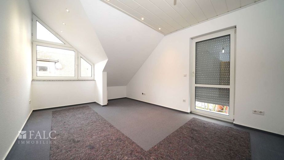 Halbes Haus, volles Glück, sofort einziehen! - FALC Immobilien Heilbronn – Schlafzimmer momentan