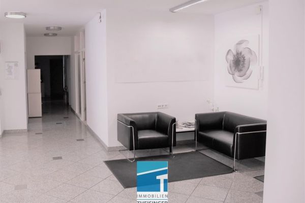 مكاتب وعيادة مشرقة في قلب المدينة القديمة بإنغولشتات مباشرةً، مع 7 مواقف سيارات في المرآب تحت الأرض!