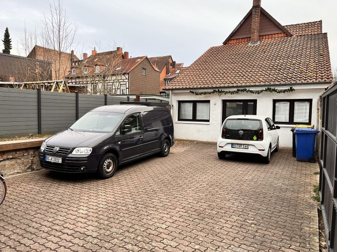 Praxis / Therapie / Massage / Büro – ca. 67 m² Erdgeschoss mit Schaufenster & Parkplatz – Hinterhaus
