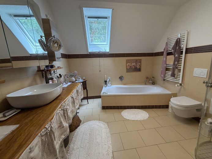 100m² Wohnung mit Fußbodenheizung, Klimaanlage, Balkon, 2 PKW Stellplätze – Foto 16