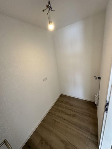 Hochparterre 3 Zimmer Wohnung, mit Garten, Terrasse, Balkon, Smarthome, Glasfaser – Waschraum