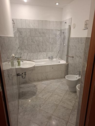 Badezimmer mit Wannenbad