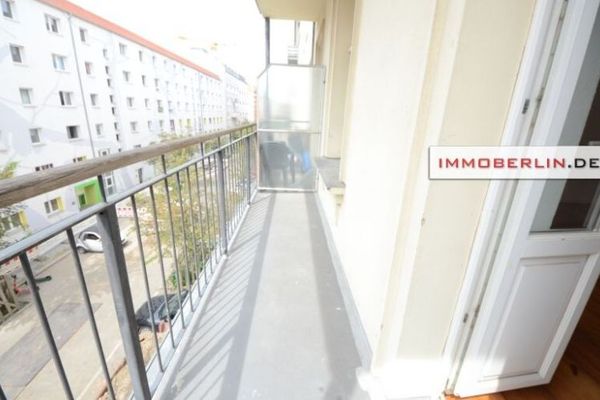 IMMOBERLIN.DE — Чудова квартира в старому будинку з балконом, орієнтованим на південний захід, у центральному розташуванні