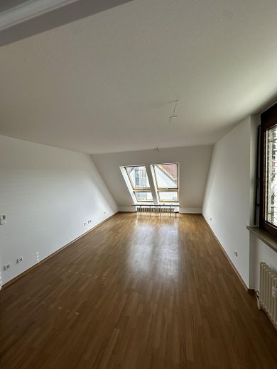Gemütliche 3-Zimmer-Wohnung mit cleverem Extrazimmer und Garage – Wohnzimmer