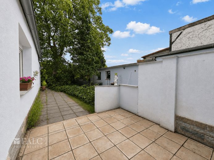 Attraktives Reihenhaus mit Terrasse, Garten und zahlreichen Extras - FALC Immobilien – Terrasse