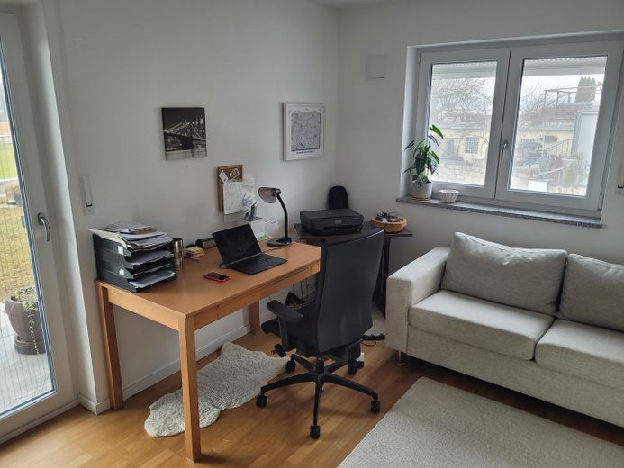 Süd-Westzimmer hier Büro