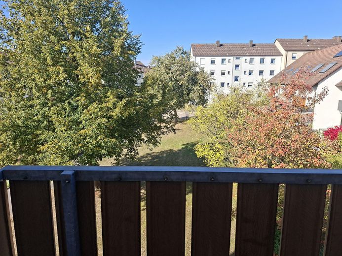 Sehr gepflegte 3-Zimmer-Wohnung mit Balkon, großem Kellerraum und Garage in ruhiger Wohnlage – Ausblick