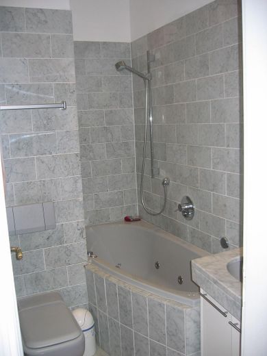 Exklusives Altbau-Luxus-Apartment mit Dachterrasse im Belgischen Viertel – Bild 6 Marmorbad
