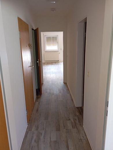 Komplett neu renovierte 2-Zimmer Wohnung im 1.OG mit Balkon – Flur