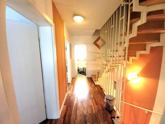 CITYHOUSE: Familienfreundliches Reiheneckhaus, TOP Lage mit Garten, Keller, Carport – Flur Obergeschoss