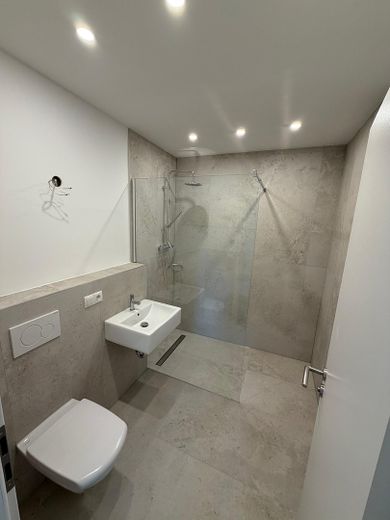 Barrierefrei & kernsaniert: 3-Zimmer-Wohnung mit Balkon, Keller & Stellplatz – Foto 4