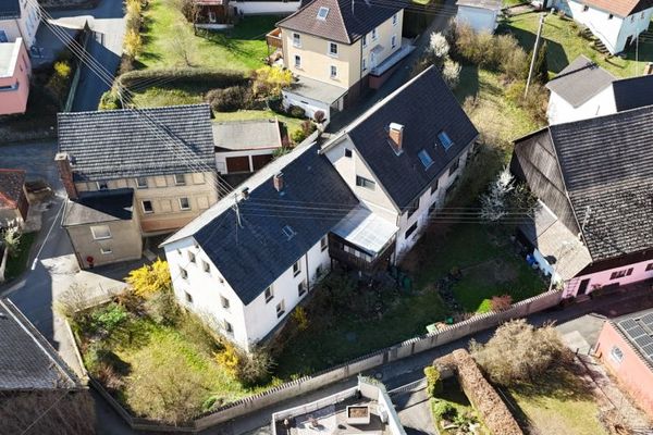 Ruimtewonder met potentieel: Royaal appartementengebouw op idyllisch tuinperceel in 95362 Kupferberg!