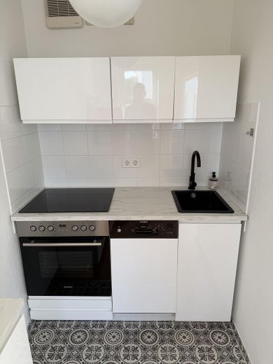 Bezugsfrei in Flingern: 1-Zimmer-Wohnung mit Balkon, Keller und Tiefgarage – Kueche