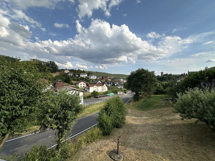 Renovierte Erdgeschoss- und Dachgeschosswohnung mit toller Aussicht zu vermieten – Wohnung Erdgeschoss
