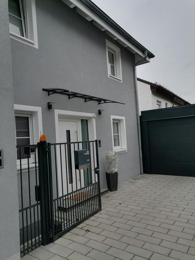 Einfahrt -Türeingang-Carport