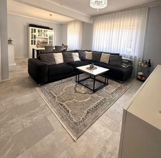 Charmante maison familiale, prête à emménager, avec grande terrasse dans un emplacement pratique – Helles Wohn- und Esszimmer mit