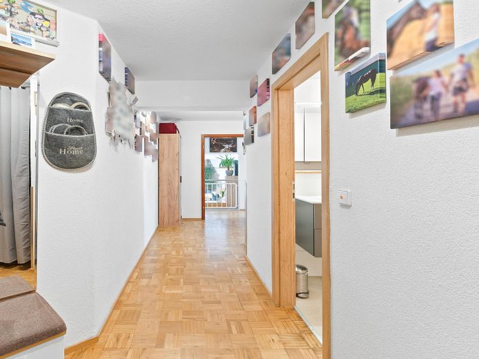 Maisonette mit großer Süd-West-Terrasse + Balkon, Solar, 2 Badern & 2 TG-Plätzen – Parknähe – Flur