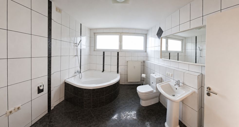 Über den Dächern Offenbachs: Großzügige 3-Zimmer-Wohnung mit zwei Balkonen – provisionsfrei – Tageslichtbad mit Eckbadewanne