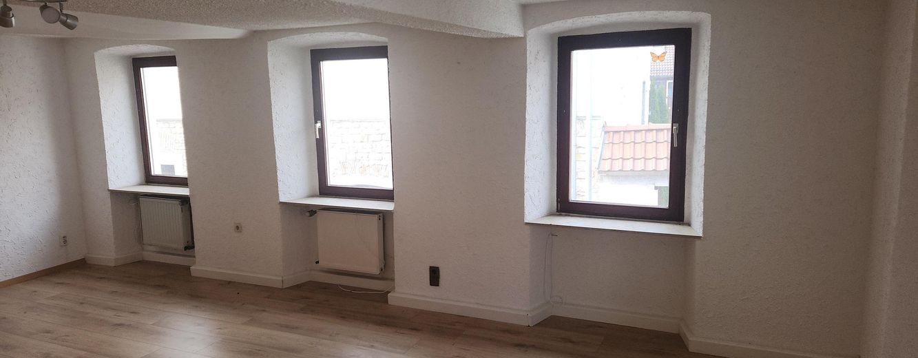 3 Zimmer Wohnung im OG mit Balkon – Wohnzimmer Ausblick Hauptstraß