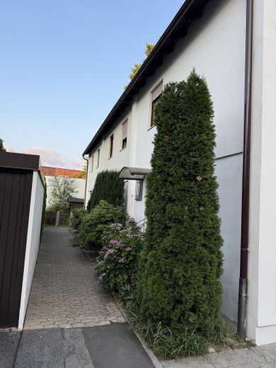 Platz für die ganze Familie: 5-Zimmer-Reiheneckhaus in zentraler Lage von Schwabach – Hauseingang