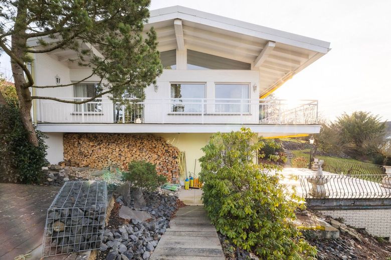 Helles, modernes Einfamiienhaus mit Terrasse - Balkon + Garten in Hümmerich - Preisreduzierung! – Blick von der Einfahrt