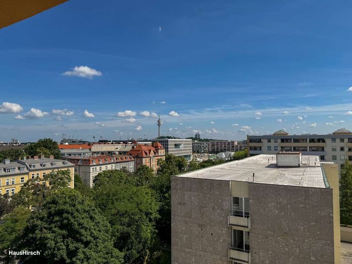 Stilvolle 3,5-Zimmer-Wohnung mit Loggia &amp; Alpenblick am Leonrodplatz über den Dächern Münchens – Ausblick Küche