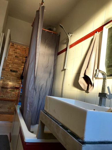 Wohnung mit Charm zentral in Berlin 2. Obergeschoss sofort verfügbar – Bad 3