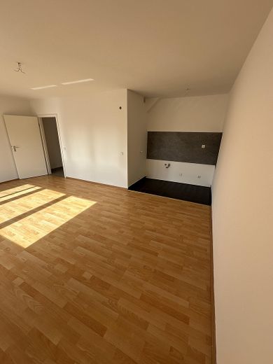 Luminoso appartamento ristrutturato di 1 stanza, libero e in posizione eccellente, con balcone e posto auto – Wohnbereich