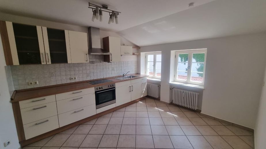 Sehr schöne, ruhige Wohnung in Top-Lage – große Küche (2)