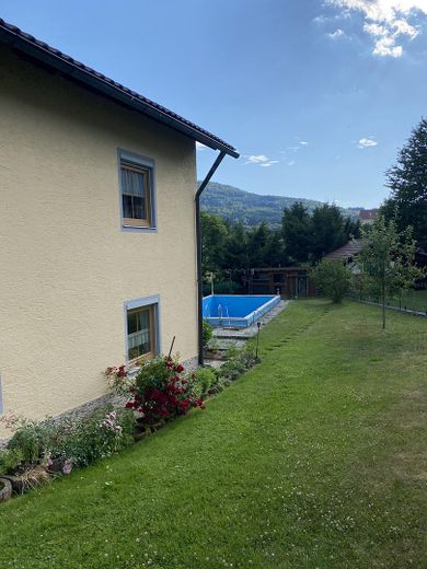 Blick Garten und Pool