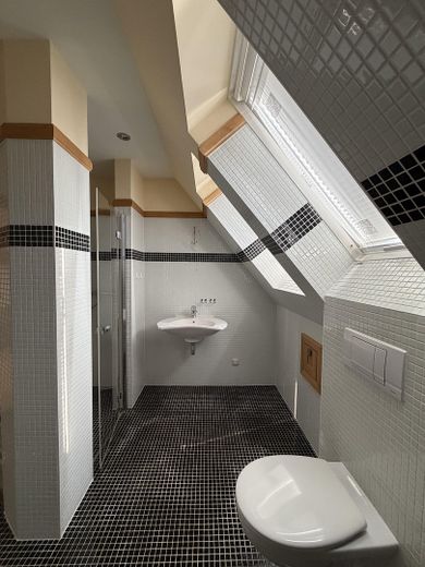 Lichtdurchflutete 2-Zimmer-Dachgeschosswohnung mit zusätzlichem Wohnbereich im Spitzboden – Foto 11