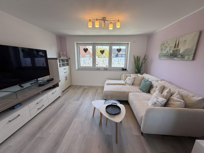 Premium 3-Zimmer-Maisonette-Wohnung mit offener Wohn-Ess-Küche, Dachterrasse & Fußbodenheizung – OG Wohnzimmer