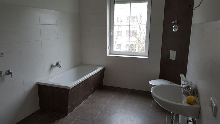 Luminoso piso de tres habitaciones con baño de alta calidad y luz natural – Bad 